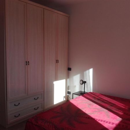 A Santy'S House 1Piano-No Lift-Shuttle A Pagamento-Raggiungibile A Piedi Aeroporto-Fermata Bus Fiera Di Roma A 3 Minuti-Air Condiz Ed Extra Bed For A Fee A Pagamento Daire Fiumicino Dış mekan fotoğraf