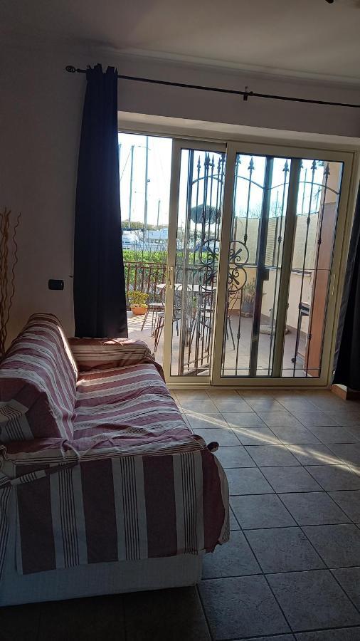 A Santy'S House 1Piano-No Lift-Shuttle A Pagamento-Raggiungibile A Piedi Aeroporto-Fermata Bus Fiera Di Roma A 3 Minuti-Air Condiz Ed Extra Bed For A Fee A Pagamento Daire Fiumicino Dış mekan fotoğraf
