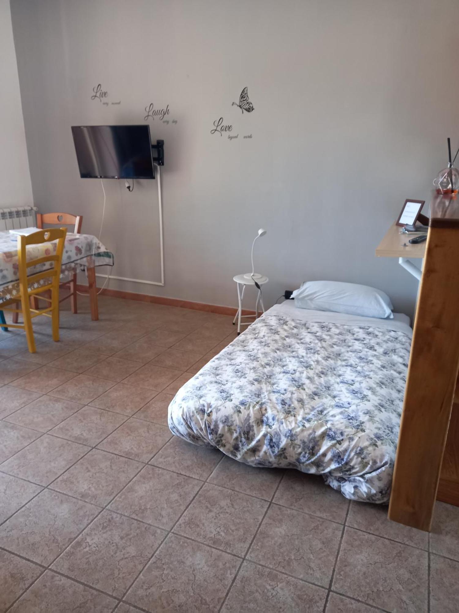 A Santy'S House 1Piano-No Lift-Shuttle A Pagamento-Raggiungibile A Piedi Aeroporto-Fermata Bus Fiera Di Roma A 3 Minuti-Air Condiz Ed Extra Bed For A Fee A Pagamento Daire Fiumicino Dış mekan fotoğraf